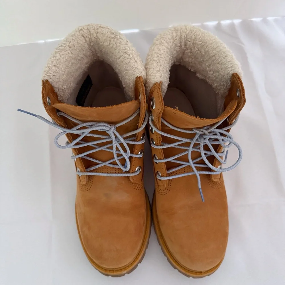 Timberland teddy fleece lace up boots light tan cream sherpa women’s 7 EUC - Picture 3 of 12